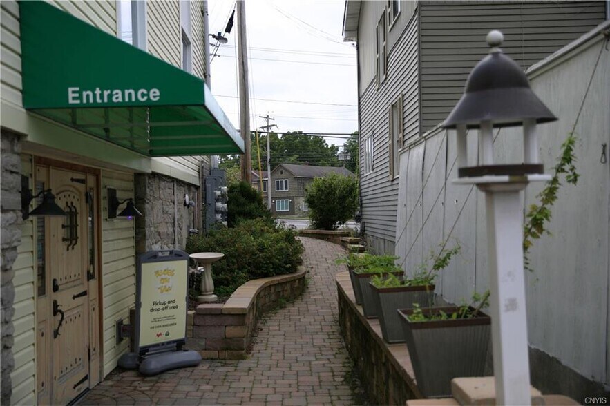 315 E Seneca St, Manlius, NY à vendre - Photo de l’immeuble – Image 3 sur 51