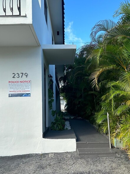 2379 NE 172nd St, North Miami Beach, FL à vendre - Photo de l’immeuble – Image 3 sur 12