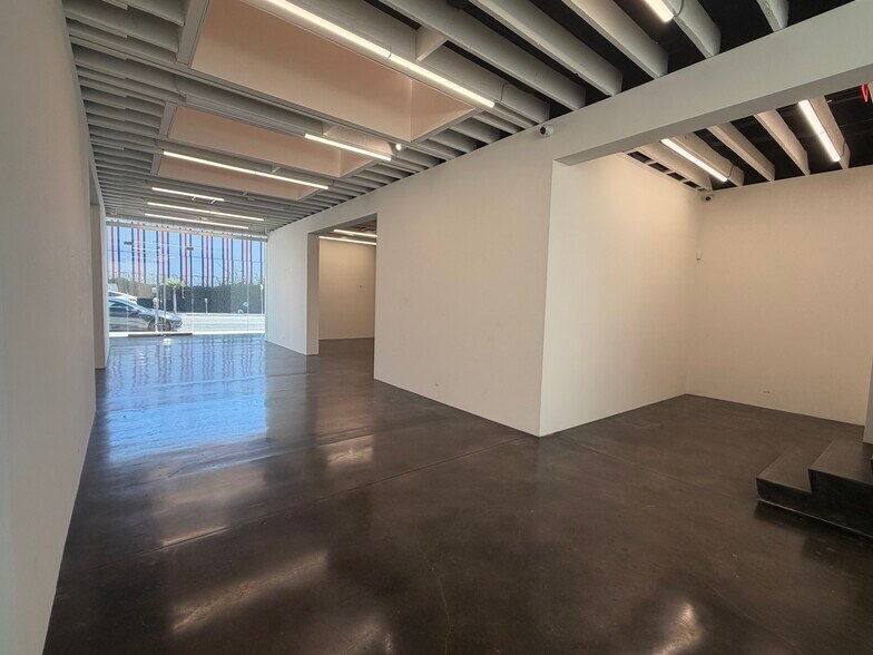 8115 Melrose Ave, Los Angeles, CA à louer - Photo de l’immeuble – Image 2 sur 17