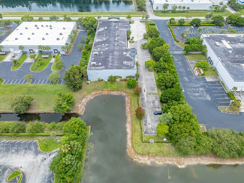10151 NW 67th St, Tamarac, FL à vendre - Photo de l’immeuble – Image 3 sur 19