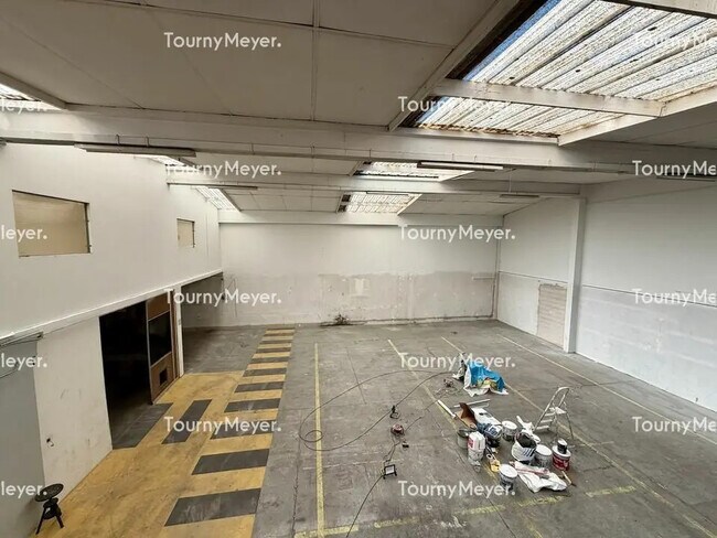 Plus de détails pour Local d'activités à louer