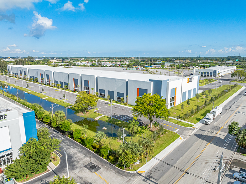 3055 Burris Rd, Davie, FL à louer - Photo de l’immeuble – Image 2 sur 28