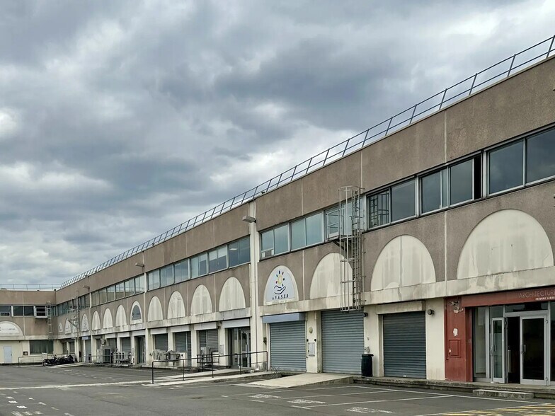 Local d'activités dans Ivry-sur-Seine à vendre - Photo de l’immeuble – Image 1 sur 7