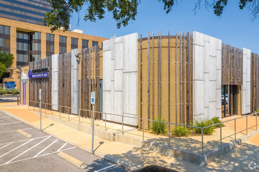 8021-8081 Walnut Hill Ln, Dallas, TX à louer - Photo de l’immeuble – Image 3 sur 5