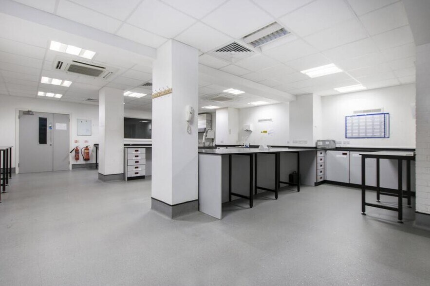 6 Bridgewater Sq, Londres à vendre - Photo de l’immeuble – Image 3 sur 36