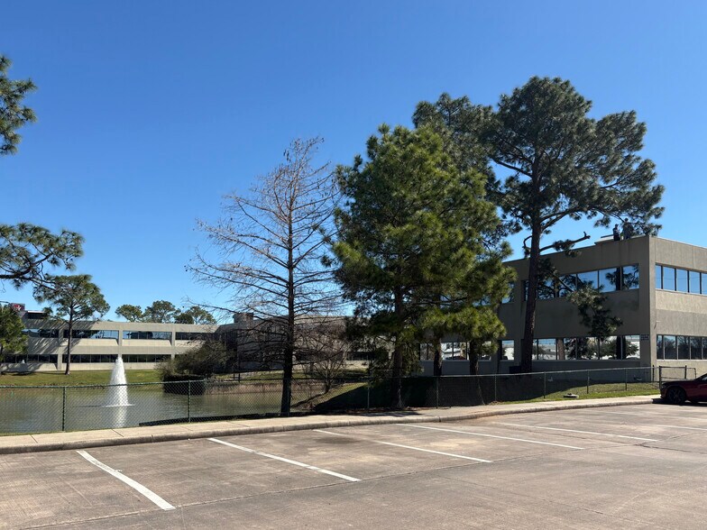 14011 Park Dr, Tomball, TX à louer - Photo de l’immeuble – Image 2 sur 28