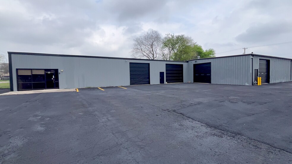 205 W Byrd Blvd, Universal City, TX à louer - Photo de l’immeuble – Image 2 sur 25