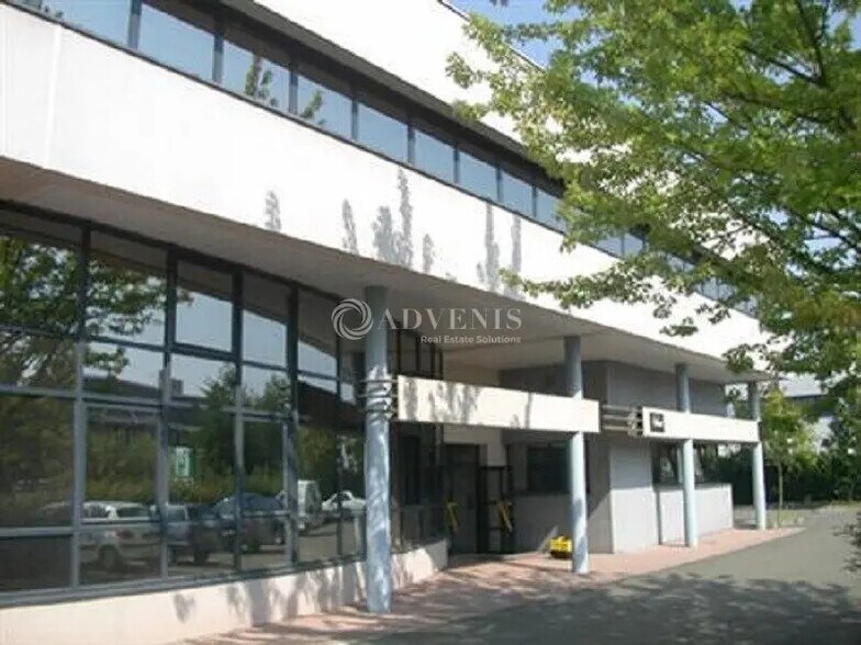 Bureau dans Plaisir à vendre - Photo de l’immeuble – Image 2 sur 6