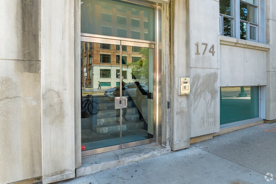 174 Spadina Ave, Toronto, ON à louer - Photo de l’immeuble – Image 2 sur 10
