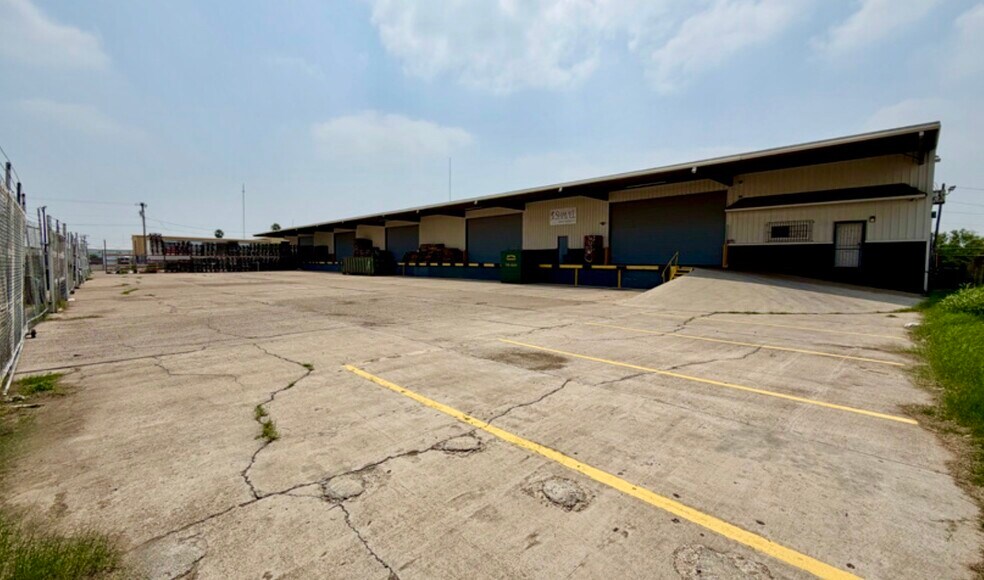 3102 Vidaurri Ave, Laredo, TX à louer - Photo de l’immeuble – Image 1 sur 17