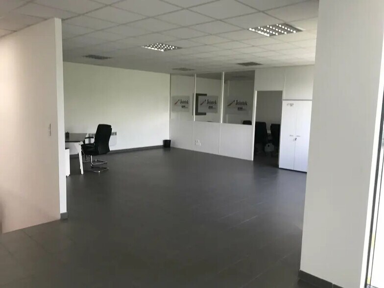 Local d’activités dans Stains à louer - Photo intérieure – Image 2 sur 5