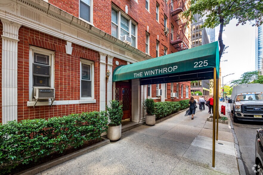 225 E 47th St, New York, NY à vendre - Photo de l’immeuble – Image 3 sur 12