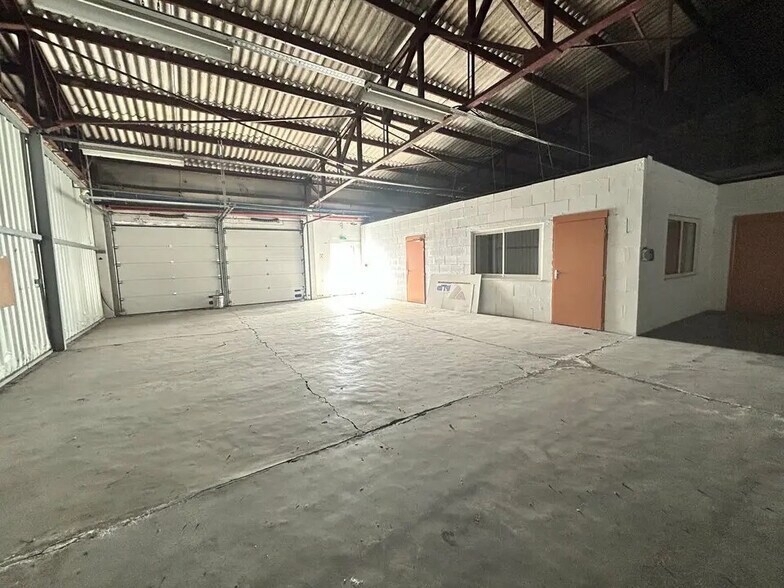 Local d’activités dans Châtenoy-le-Royal à louer - Photo de l’immeuble – Image 3 sur 3