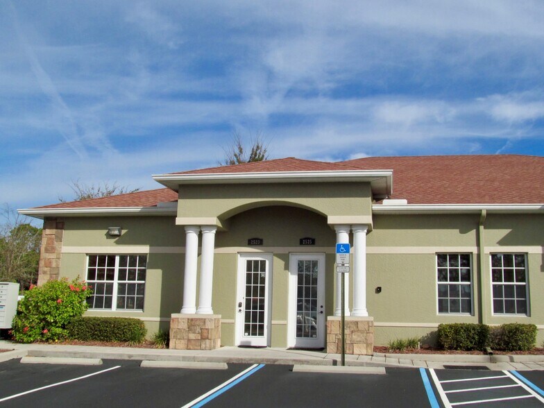 2523-2525 Seven Springs Blvd, New Port Richey, FL à louer - Photo de l’immeuble – Image 1 sur 15