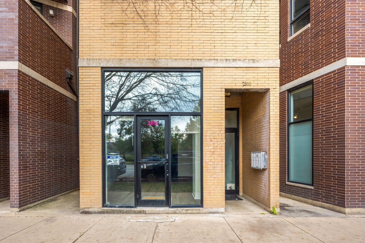 2800-2802 W Chicago Ave, Chicago, IL 60622 - Lot 2808 - - Photo intérieure - Image 1 of 17