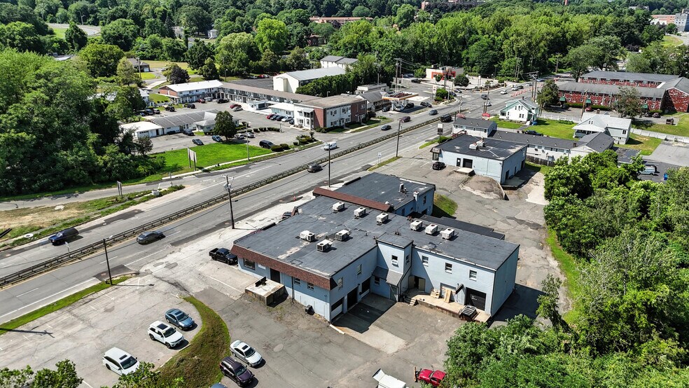 2011 Riverdale Rd, West Springfield, MA à vendre - Photo de l’immeuble – Image 3 sur 5