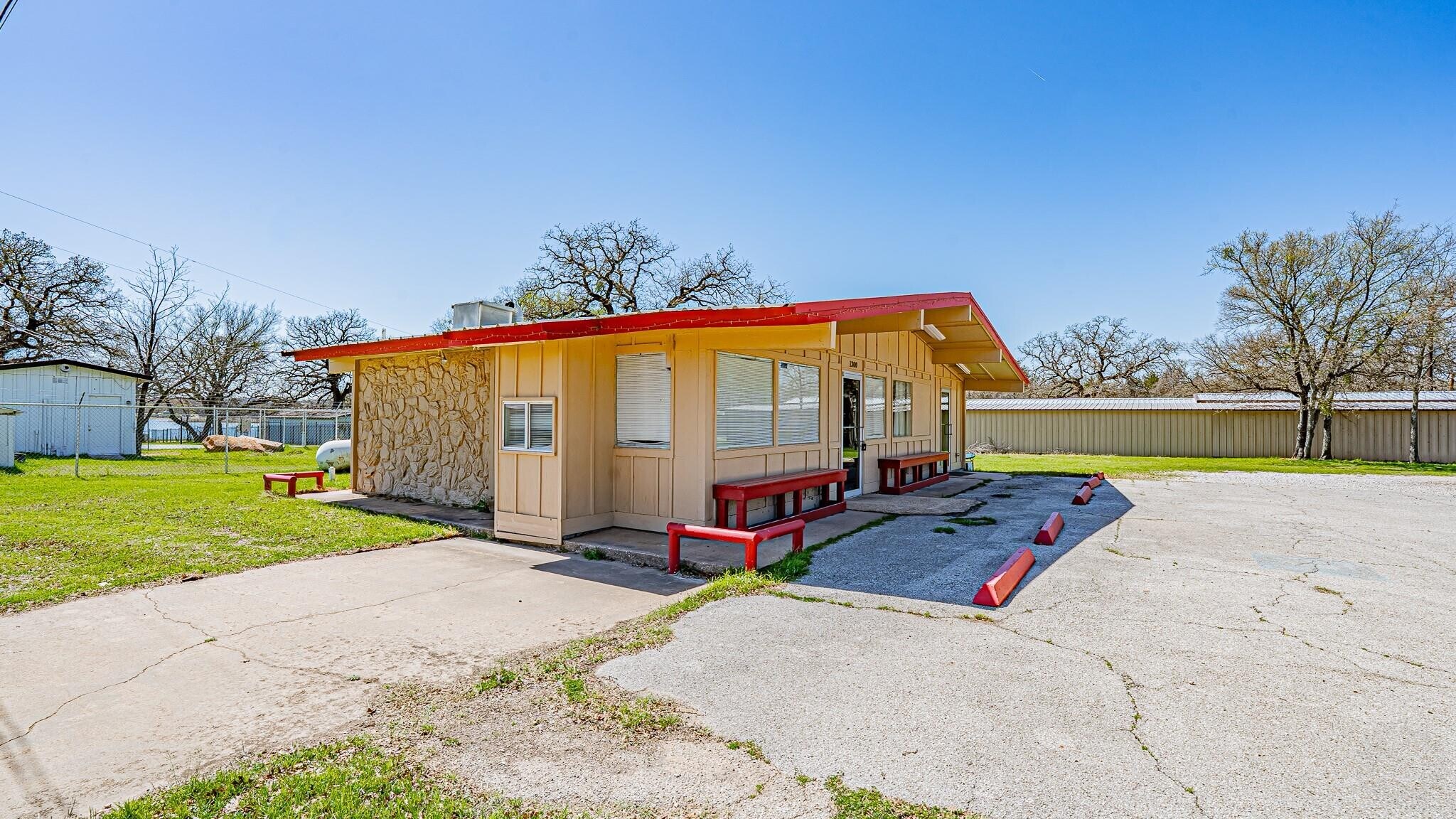 1300 Liberty School Rd, Azle, TX à vendre Photo principale– Image 1 sur 30