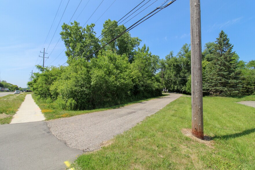 29826 Shiawassee Street, Farmington Hills, MI à vendre - Photo de l’immeuble – Image 2 sur 14