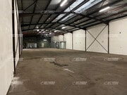 Espace intérieur spacieux et lumineux, idéal pour diverses activités.