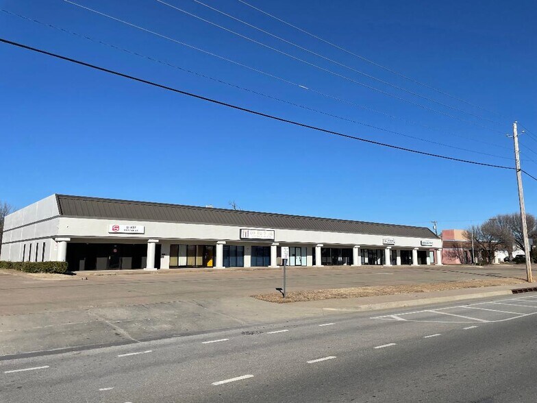 12135-12145 E 11th St, Tulsa, OK à louer - Photo de l’immeuble – Image 1 sur 5