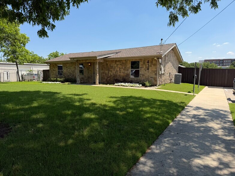 414 N Kealy Ave, Lewisville, TX à vendre - Photo de l’immeuble – Image 3 sur 54