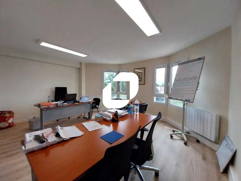 Bureau dans Rambouillet à louer - Photo de l’immeuble – Image 3 sur 15