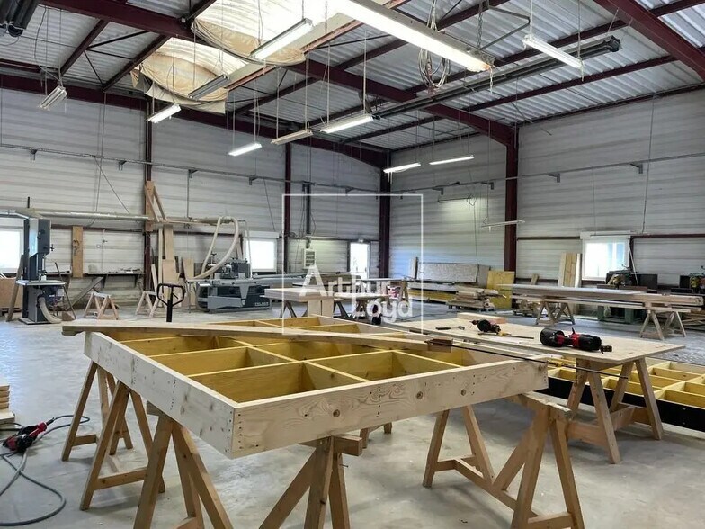 Bureau dans Montereau-sur-le-Jard à louer - Photo de l’immeuble – Image 2 sur 3