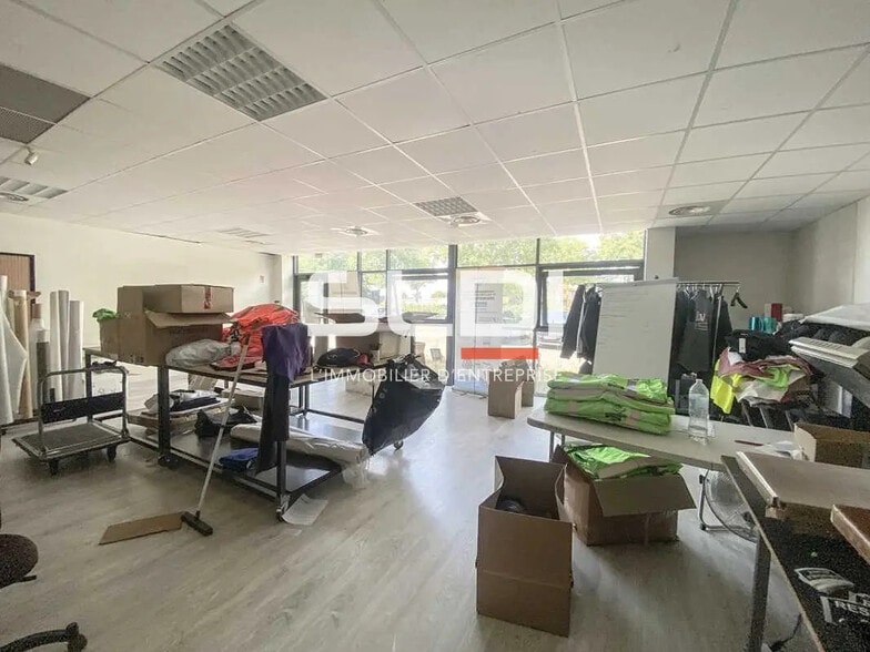 Bureau dans Décines-Charpieu à louer - Photo de l’immeuble – Image 3 sur 5