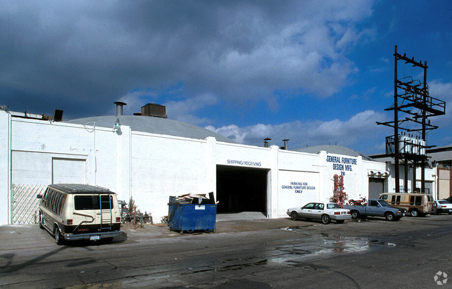 711 E 59th St, Los Angeles, CA à louer - Photo de l’immeuble – Image 2 sur 4