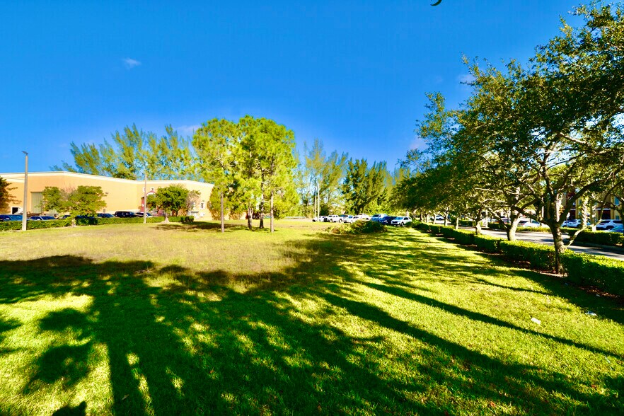 12957 SW 132nd Ter, Miami, FL à vendre - Photo de l’immeuble – Image 3 sur 6