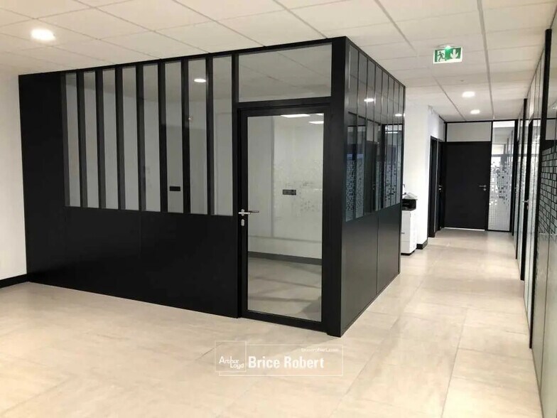 Local d’activités dans Communay à louer - Photo de l’immeuble – Image 3 sur 8