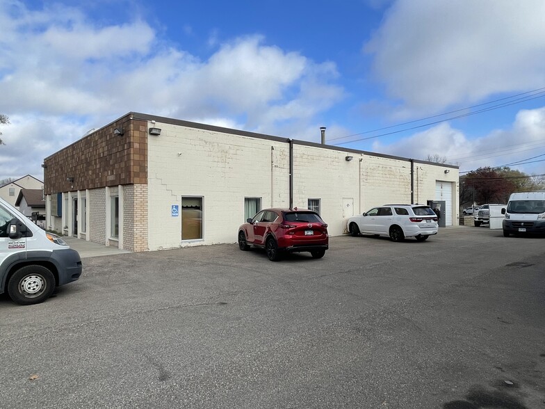 8465 NE Center Dr, Minneapolis, MN à louer - Photo de l’immeuble – Image 2 sur 4