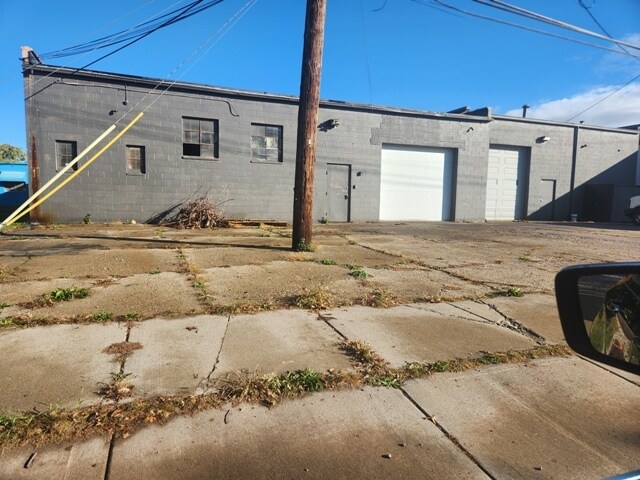 608 E Ten Mile Rd, Hazel Park, MI à louer - Photo de l’immeuble – Image 3 sur 10