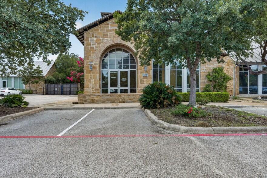 16007 Via Shavano, San Antonio, TX à vendre - Photo de l’immeuble – Image 2 sur 38