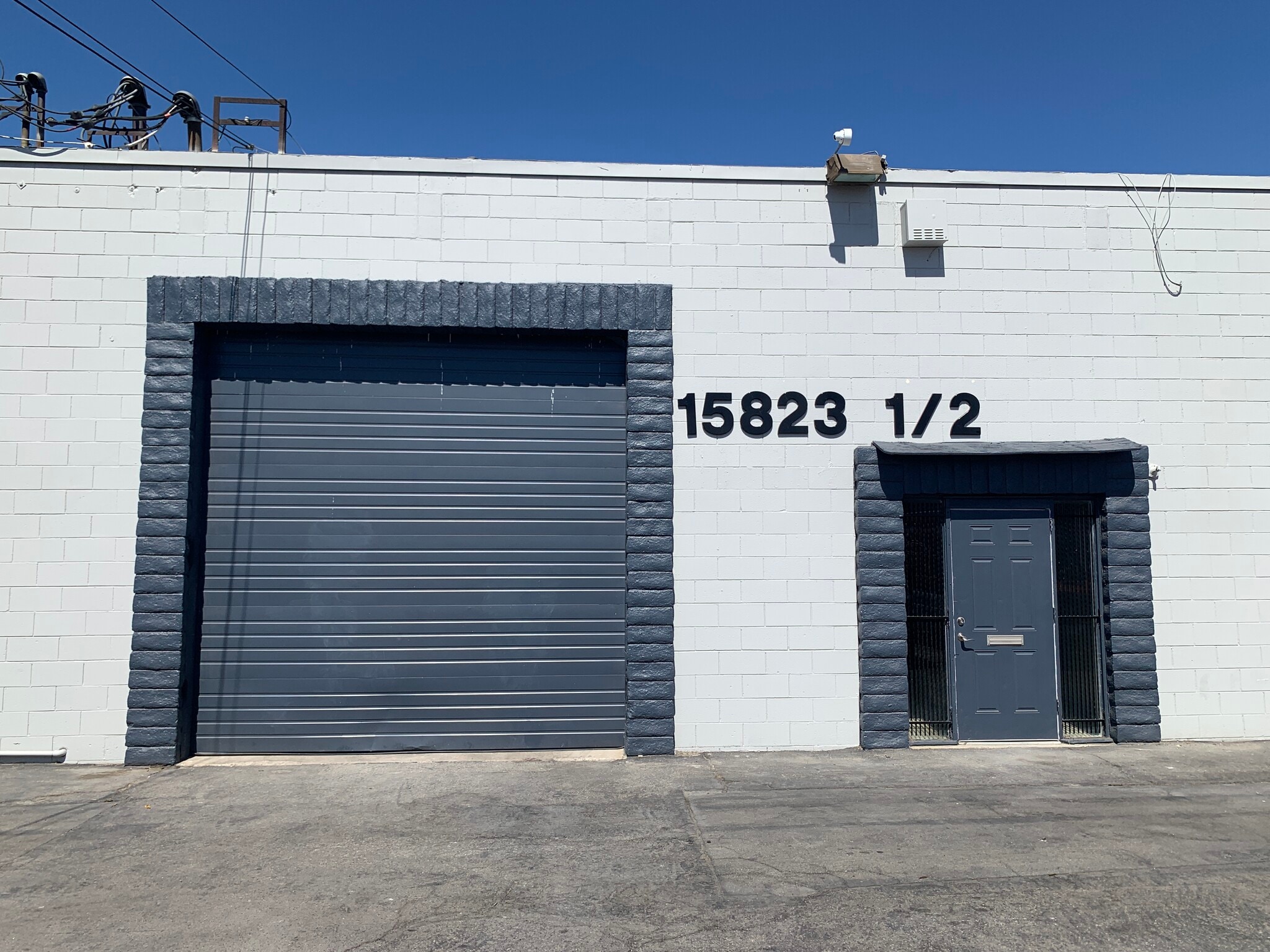 15823 1/2 Stagg St, Van Nuys, CA à louer Photo de l’immeuble– Image 1 sur 4