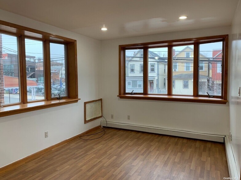 142-05 45th Ave, Flushing, NY à vendre - Photo de l’immeuble – Image 3 sur 6