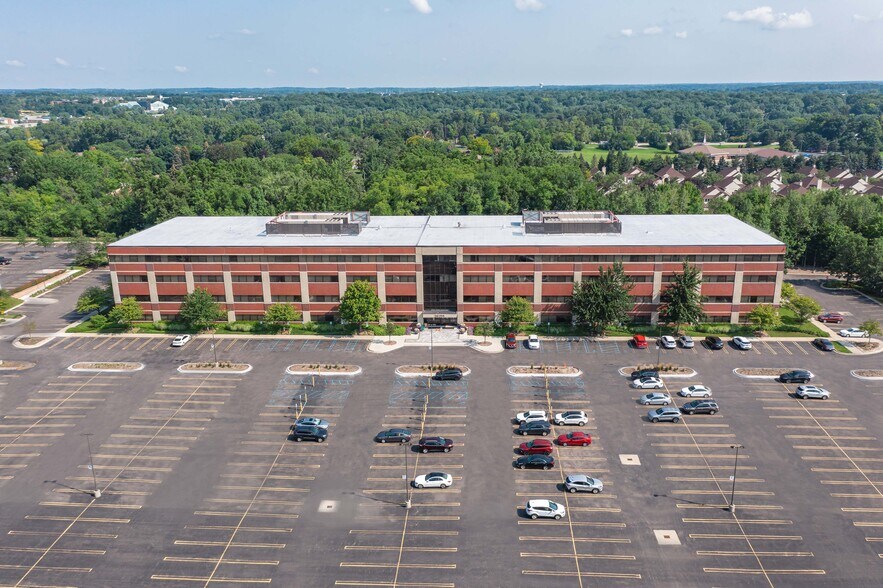 20255 Victor Pky, Livonia, MI à vendre - Photo principale – Image 1 sur 25