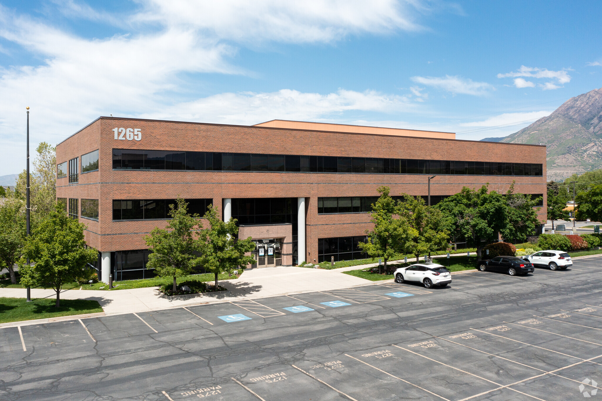 1265 E Fort Union Blvd, Cottonwood Heights, UT à louer Photo principale– Image 1 sur 11