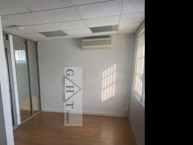 Local commercial dans Bonneuil-sur-Marne à vendre - Photo de l’immeuble – Image 3 sur 5