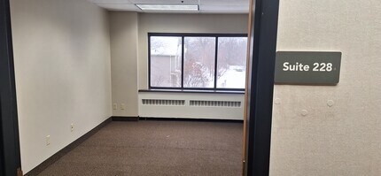 750 2nd St NE, Hopkins, MN à louer Photo intérieure– Image 1 sur 1