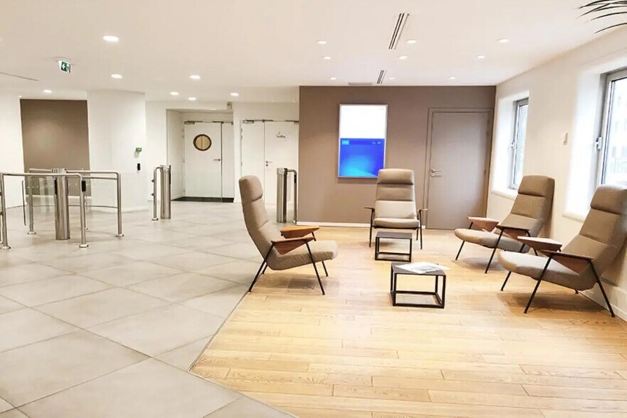 4 Place Des Vosges, Courbevoie à louer - Photo de l’immeuble – Image 3 sur 14