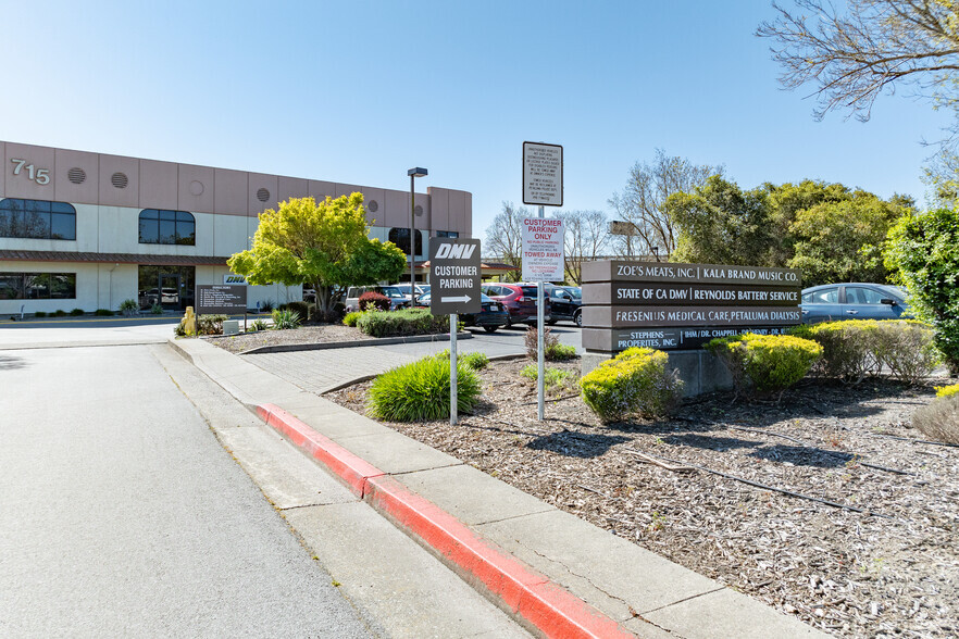 715 Southpoint Blvd, Petaluma, CA à louer - Photo de l’immeuble – Image 2 sur 7