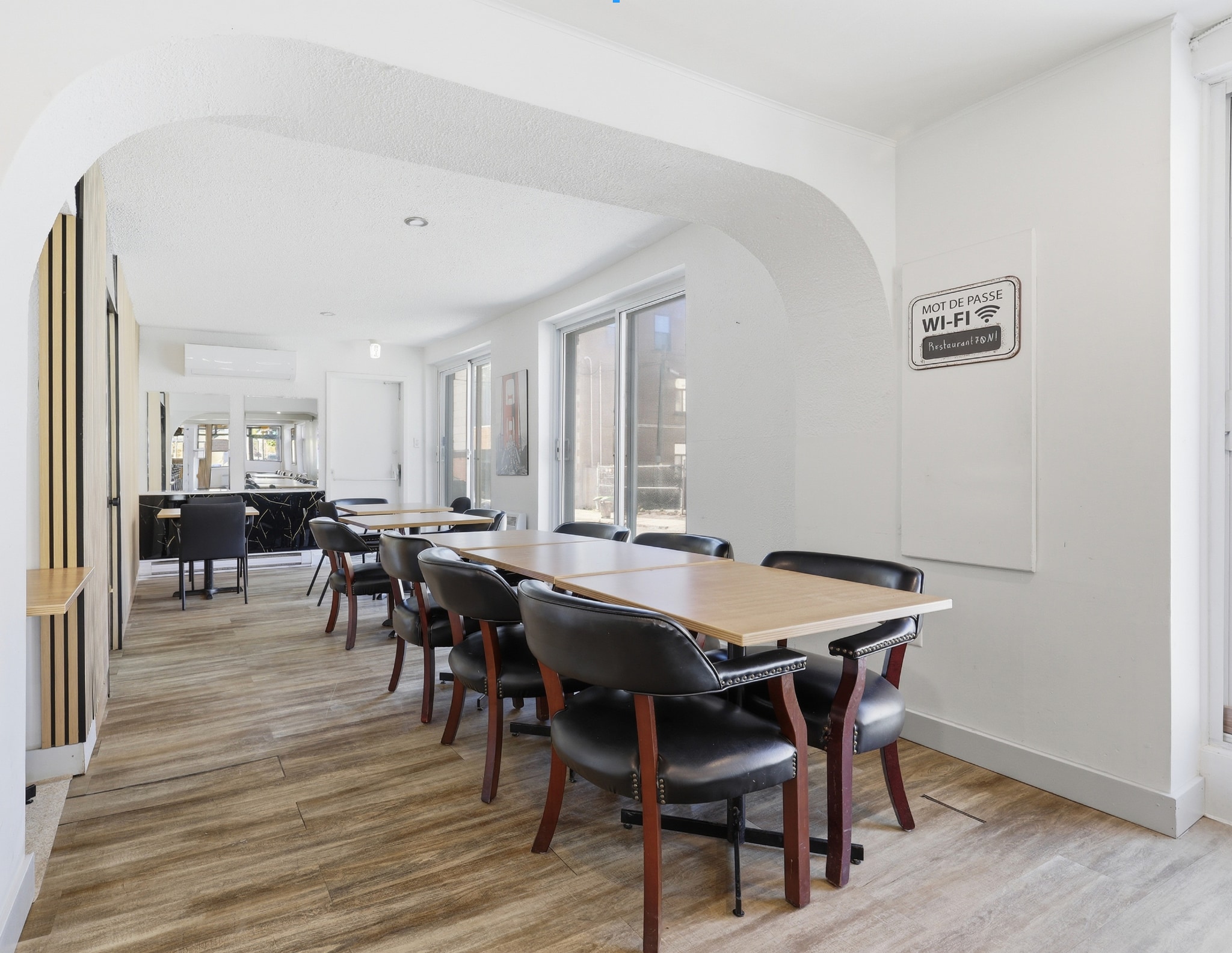 1350 Rue Ontario E, Montréal, QC à louer Photo intérieure– Image 1 sur 3