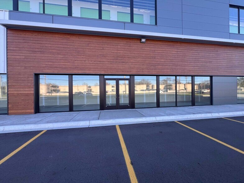 27900 Hoover Rd, Warren, MI à louer - Photo de l’immeuble – Image 2 sur 3