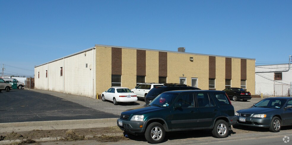 195 S Fehr Way, Bay Shore, NY à vendre - Photo de l’immeuble – Image 3 sur 6