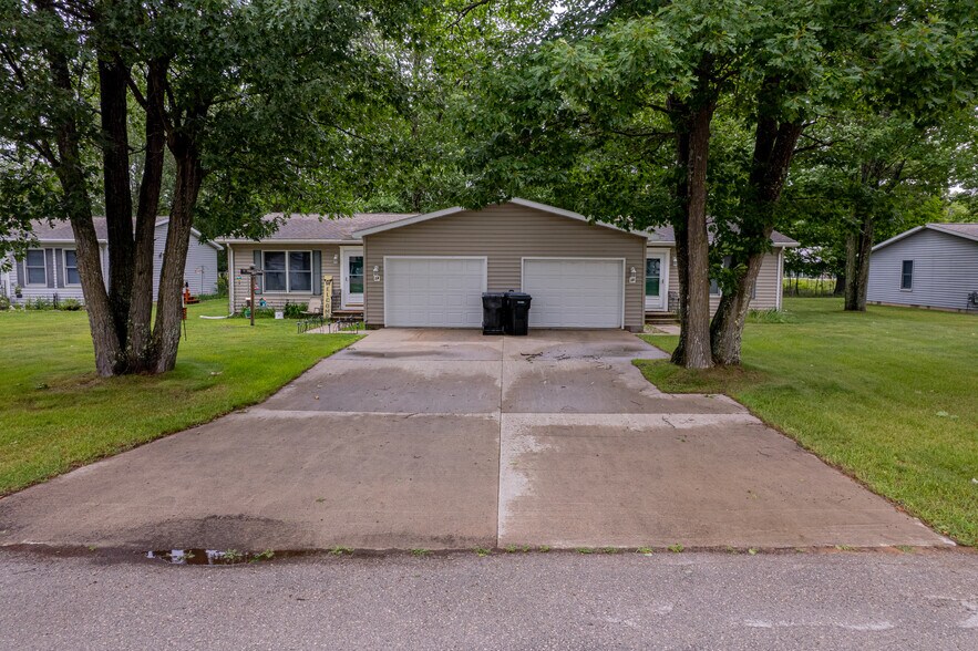 1 Cambridge Dr, Gladstone, MI à vendre - Photo principale – Image 1 sur 7