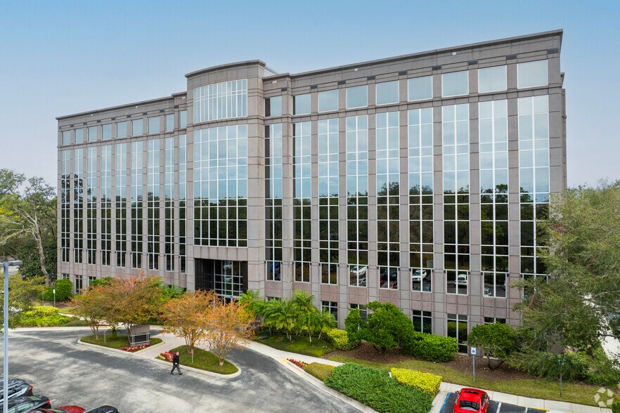 8800 Grand Oak Cir, Tampa, FL à louer - Photo de l’immeuble – Image 2 sur 6