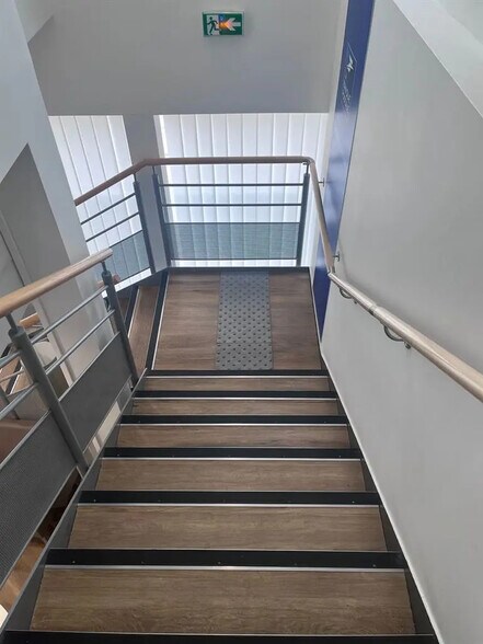 Local commercial dans Paris à louer - Photo de l’immeuble – Image 3 sur 9