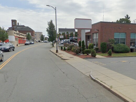 1001 Pleasant St, Fall River, MA à louer - Photo de l’immeuble – Image 2 sur 6