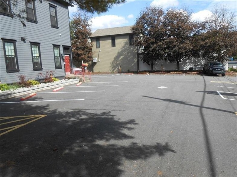 1000 Becks Run Rd, Pittsburgh, PA à louer - Photo de l’immeuble – Image 3 sur 10